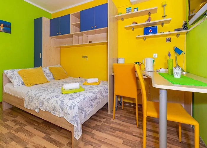 In Near And Pool Apartment