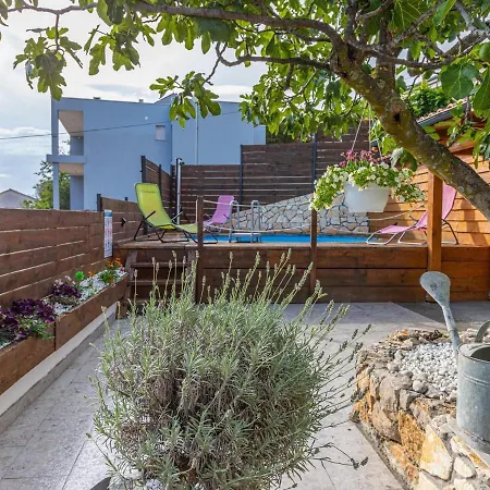 In Near And Pool Apartment