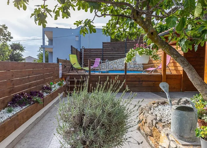 In Near And Pool Apartament