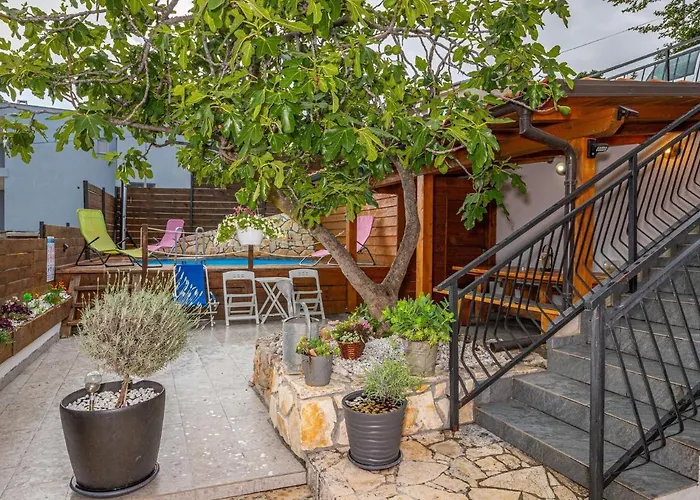 In Near And Pool Apartament