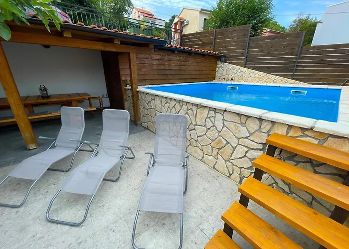 In Near And Pool Apartament