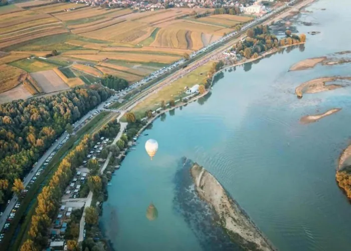 In Near And Pool Apartament